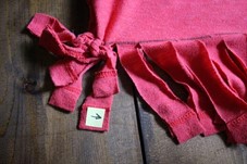 Making a tote bag out of a t-shirt. Tying the fringe.
